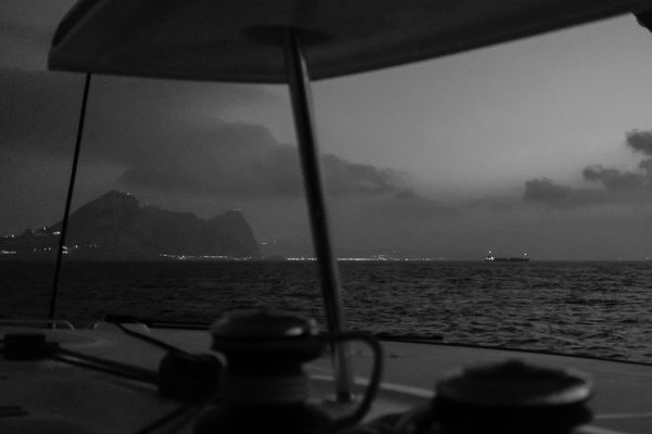 Sortie du détroit de Gibraltar, avant le lever du jour (photo F. AUGENDRE)